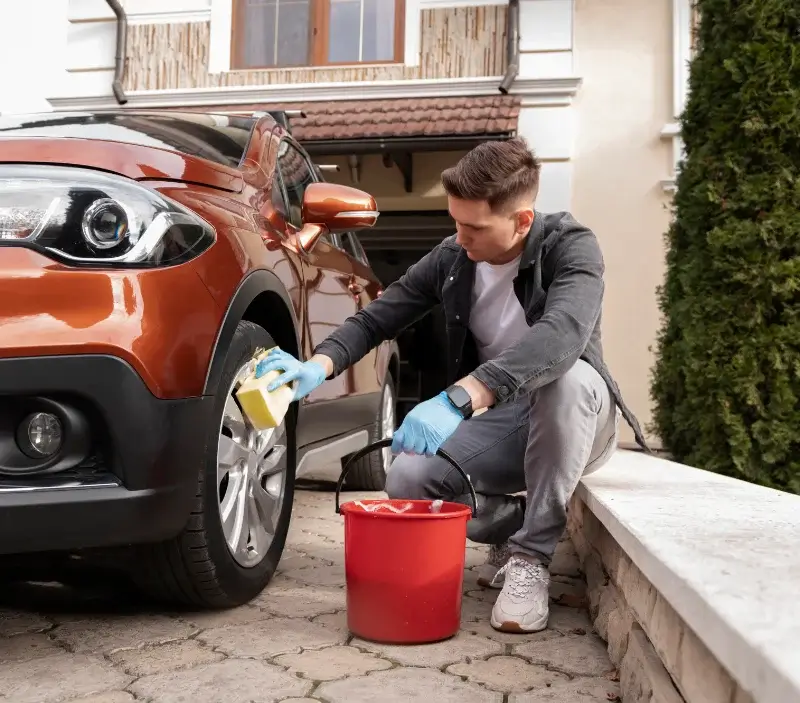 Lavage auto à domicile La Sauve : professionnel intervenant sur un véhicule